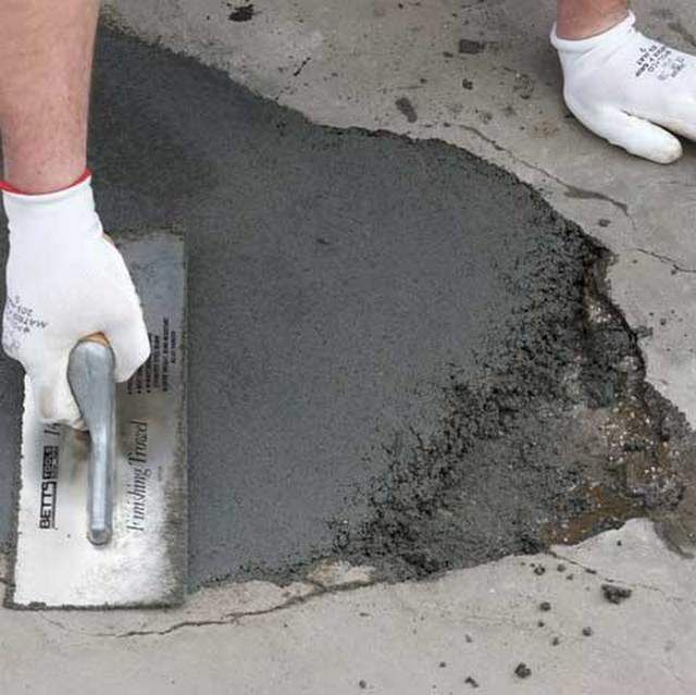 Ремонтные покрытия. Заделывание щелей в бетоне. Ремонтный состав для бетонного пола. Бетонная смесь. Заделка выбоин в полах цементных.